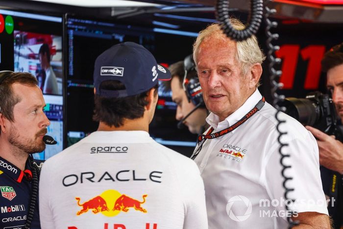 Sergio Pérez, Red Bull Racing, habla con Helmut Marko, Consultor, Red Bull Racing, en el garaje 