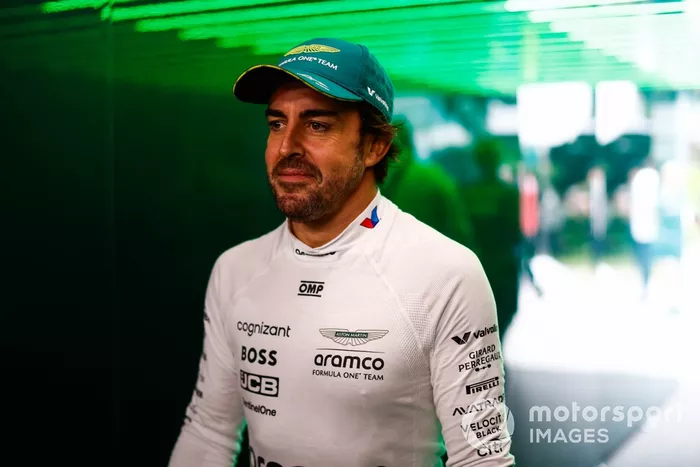 Fernando Alonso, Aston Martin F1 Team, en el garaje