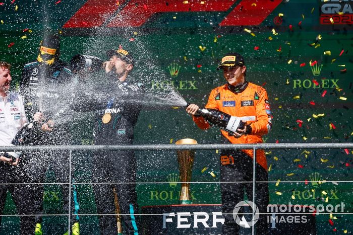 Oscar Piastri, McLaren MCL38, 3ª posición, rocía champán en celebración