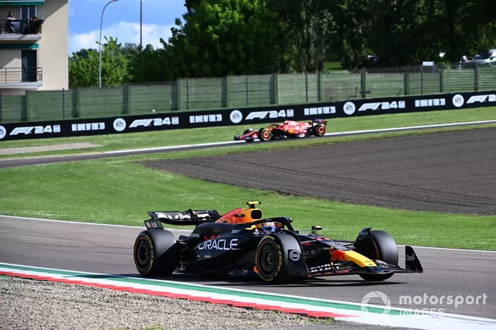Sergio Perez, Red Bull Racing RB20, Charles Leclerc, Ferrari SF-24