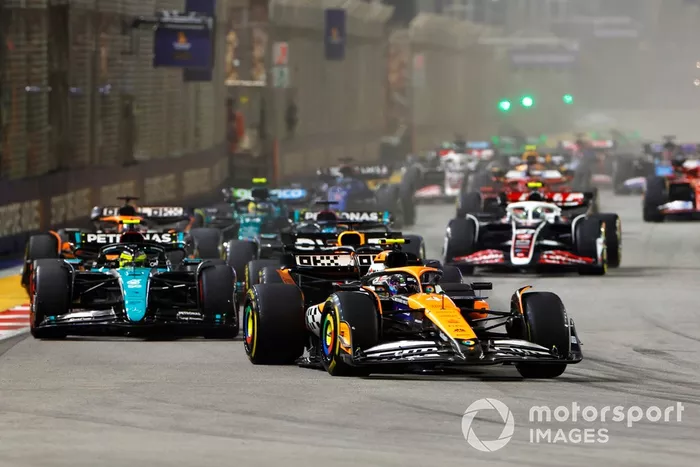 Lando Norris, McLaren MCL38, Max Verstappen, Red Bull Racing RB20, Lewis Hamilton, Mercedes F1 W15, George Russell, Mercedes F1 W15, el resto de la parrilla en la salida.
