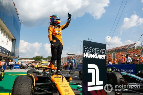 Oscar Piastri, McLaren F1 Team, 1ª posição, festeja à chegada ao Parc Ferme
