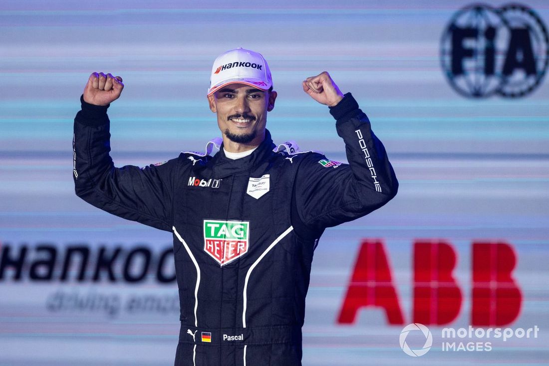 El campeón del mundo Pascal Wehrlein, Porsche, celebra en el podio