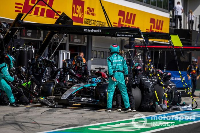 George Russell, Mercedes F1 W15, hace una parada en boxes