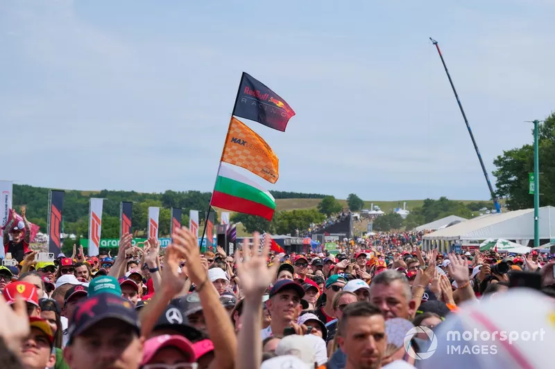 Hayranlar Haas F1 Takımı'ndan Kevin Magnussen ve Haas F1 Takımı'ndan Nico Hulkenberg'i sahnede izliyor