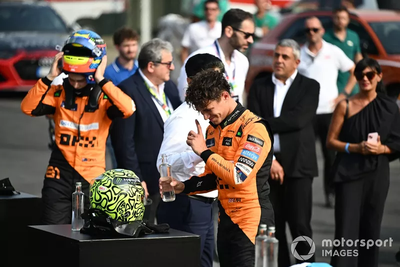 Mohammed Ben Sulayem, Président de la FIA, félicite Lando Norris, McLaren F1 Team, auteur de la pole position.