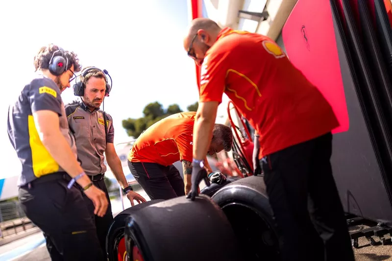 Membres des équipes Pirelli et Ferrari
