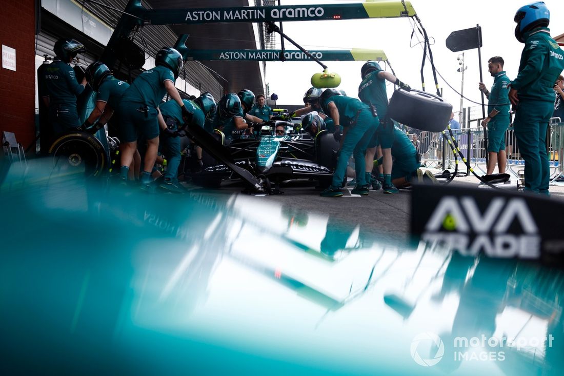 Członkowie zespołu Aston Martin ćwiczą pit stop