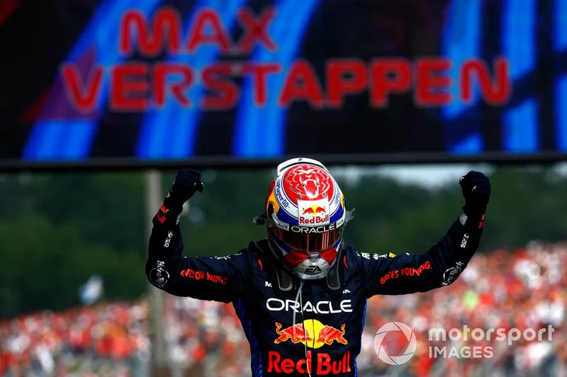 Max Verstappen, Red Bull Racing, 1ère position, fête son arrivée au Parc Ferme
