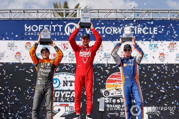 Podio: segundo lugar Patricio O'Ward, Arrow McLaren Chevrolet, ganador Marcus Ericsson, Chip Ganassi Racing Honda, tercer lugar Scott Dixon, Chip Ganassi Racing Honda