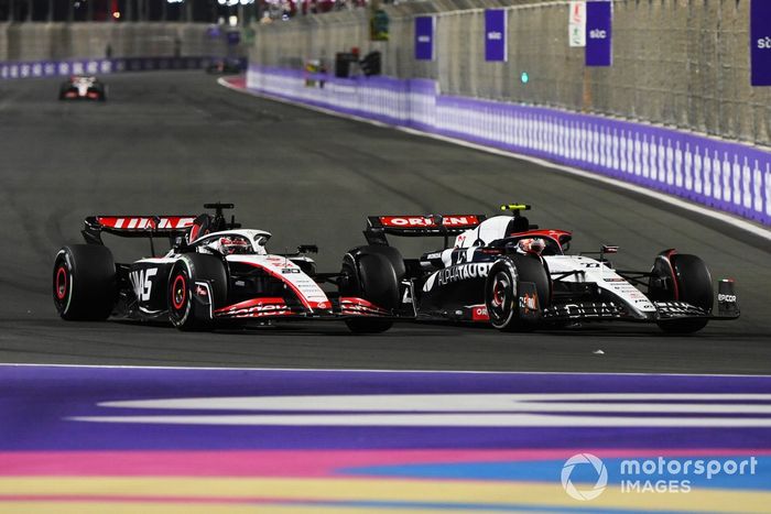 Yuki Tsunoda, AlphaTauri AT04, lucha con Kevin Magnussen, Haas VF-23