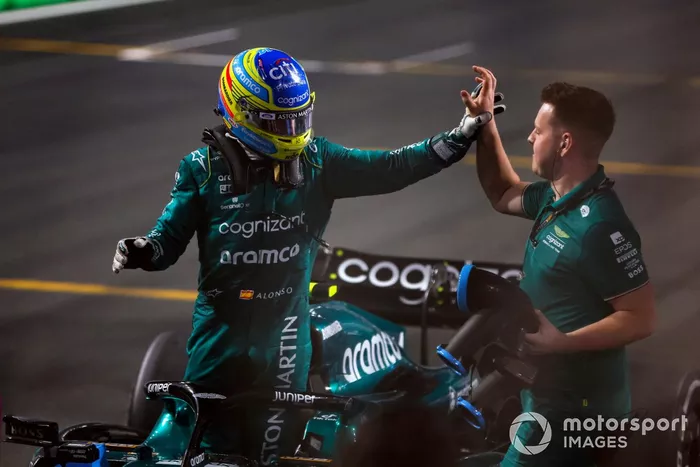 Fernando Alonso, Aston Martin F1 Team, tercer clasificado, celebra en Parc Fermé