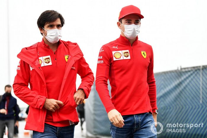 Carlos Sainz Jr., Ferrari y Charles Leclerc, Ferrari llegan a la pista