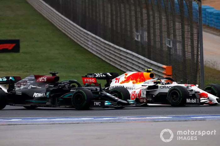 Lewis Hamilton, Mercedes W12, batalla con Sergio Pérez, Red Bull Racing RB16B