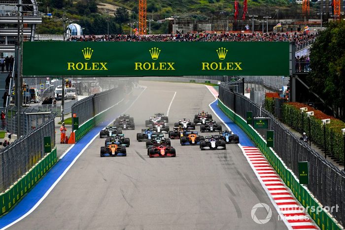 Inicio: Lando Norris, McLaren MCL35M, Carlos Sainz Jr., Ferrari SF21, George Russell, Williams FW43B, Lance Stroll, Aston Martin AMR21, Fernando Alonso, Alpine A521