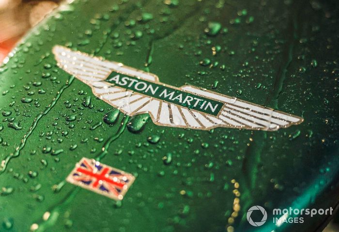 Lluvia sobre el Aston Martin 