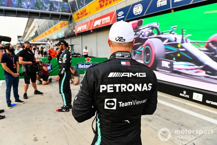 Ganador del primer puesto Valtteri Bottas, Mercedes espera mientras Lewis Hamilton, Mercedes, es entrevistado