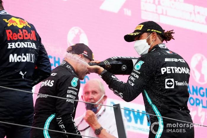 Podio: ganador de la carrera Max Verstappen, segundo lugar Lewis Hamilton, Mercedes, tercer lugar Valtteri Bottas, Mercedes