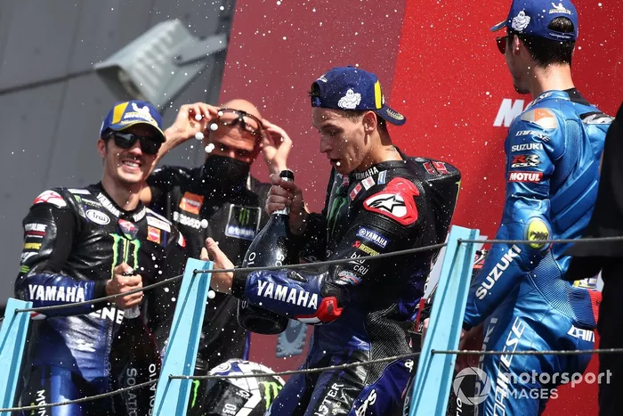 Podio: segundo lugar Maverick Viñales, Yamaha Factory Racing, ganador Fabio Quartararo, Yamaha Factory Racing, tercer lugar Joan Mir, Team Suzuki MotoGP