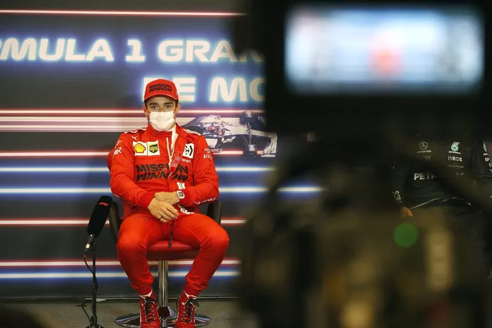 Pole man Charles Leclerc, Ferrari en la rueda de prensa posterior a la clasificación