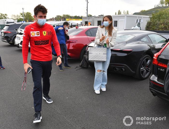 Charles Leclerc, Ferrari, y su novia Charlotte Sine