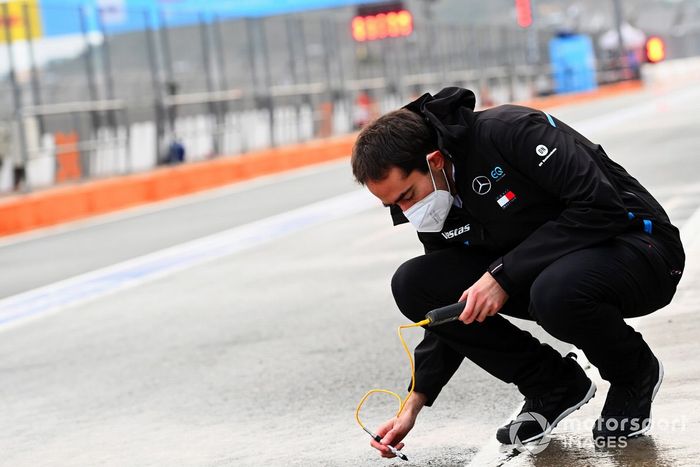 Un ingeniero de Mercedes Benz EQ
