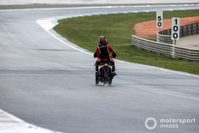 Sebastien Buemi, Nissan e.Dams en la parte trasera de un scooter después de retirarse de la carrera