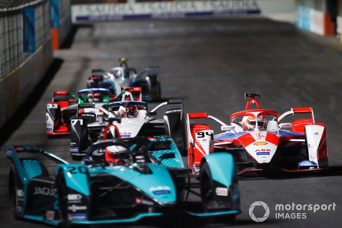 Mitch Evans, Panasonic Jaguar Racing, Jaguar I-Type 5, por delante de Alex Lynn, Mahindra Racing, M7Electro, Norman Nato, Venturi Racing, Silver Arrow 02, y Rene Rast, Audi Sport ABT Schaeffler, Audi e-tron FE07