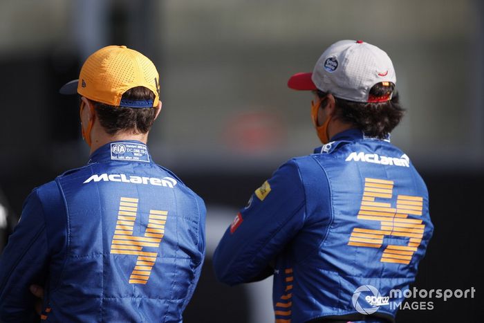 Lando Norris, McLaren, Carlos Sainz Jr., McLaren, durante la foto de grupo de los pilotos al final de la temporada