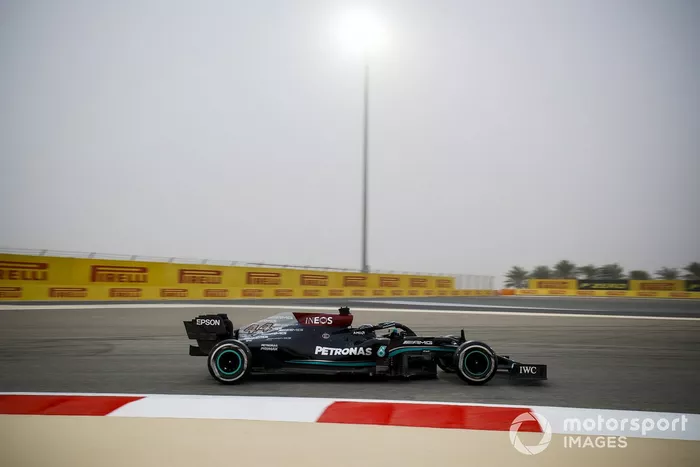 Lateral: Mercedes W12 