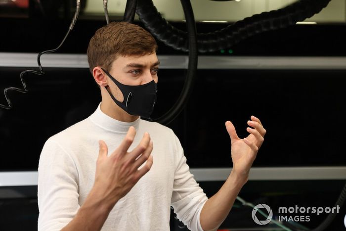 George Russell, Mercedes-AMG F1 en el garaje
