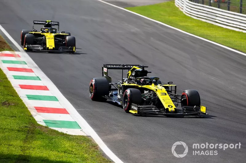 Daniel Ricciardo, Renault F1 Team R.S.19, precede Nico Hulkenberg, Renault F1 Team R.S. 19