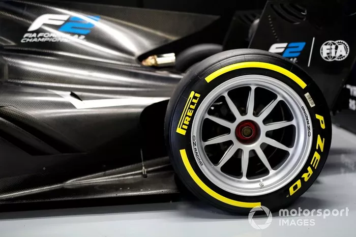 Jean Alesi prueba los nuevos neumáticos Pirelli de 18 pulgadas para las próximas temporada de F2 