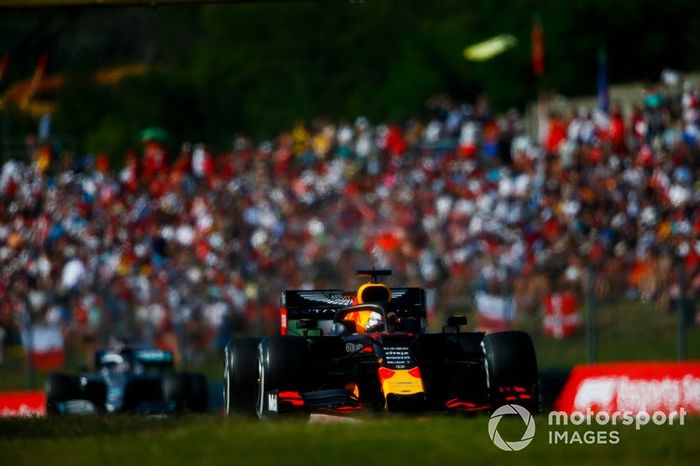 Max Verstappen, Red Bull Racing RB15, lidera a Lewis Hamilton, Mercedes AMG F1 W10