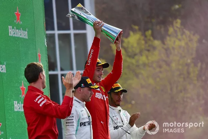 Charles Leclerc, Ferrari, primo classificato, solleva il trofeo