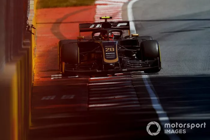 En el Gran Premio de Canadá, Magnussen no estaba contento y se quejó ante el equipo. El jefe Steiner le dijo al piloto que se callara.