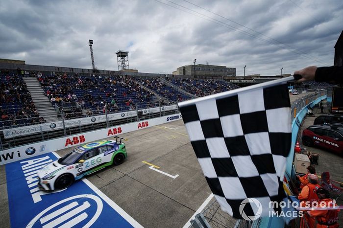 Prosseguindo uma sequência incrível de fins de semana entre Stock e Jaguar, Cacá voltou à Europa e voltou  vencer, desta vez em Berlim.