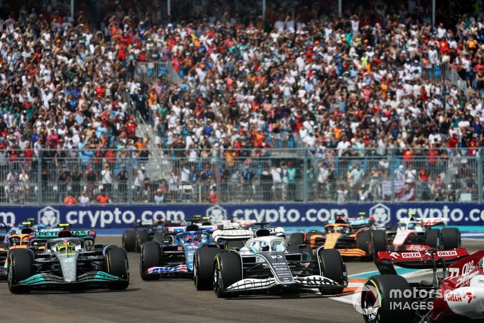 Pierre Gasly, AlphaTauri AT03, Lewis Hamilton, Mercedes W13, Fernando Alonso, Alpine A522