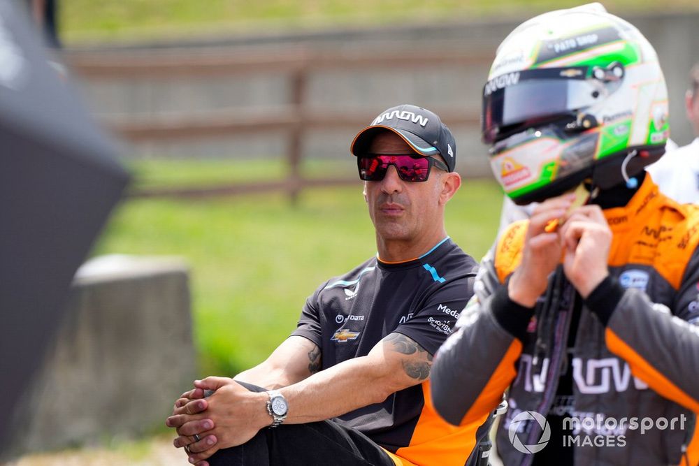 Pato O'Ward, Arrow McLaren Chevrolet, junto a Tony Kanaan.