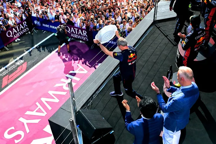 Paul Monaghan, Ingeniero Jefe de Red Bull Racing, recoge el trofeo de Constructores en el podio