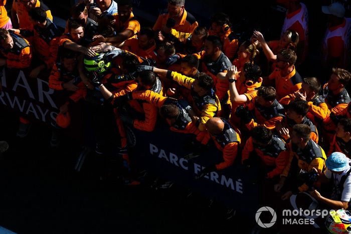 Lando Norris, McLaren, 2ª posición, celebra con su equipo su llegada a Parc Ferme