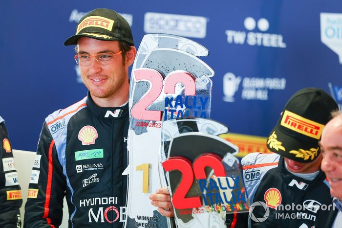 Podio: Thierry Neuville, Martijn Wydaeghe, Hyundai World Rally Team Hyundai i20 N Rally1