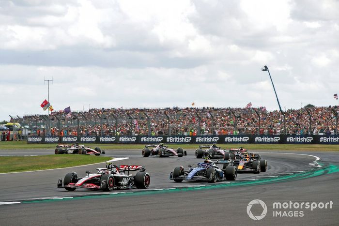 Nico Hulkenberg, Haas VF-23, Logan Sargeant, Williams FW45, Sergio Pérez, Red Bull Racing RB19, el resto de la parrilla en la vuelta de formación.