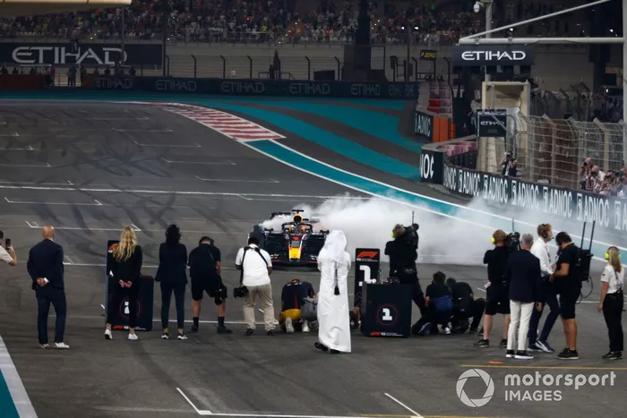 Max Verstappen, Red Bull Racing RB19, 1ª posición, realiza donuts al final de la carrera.
