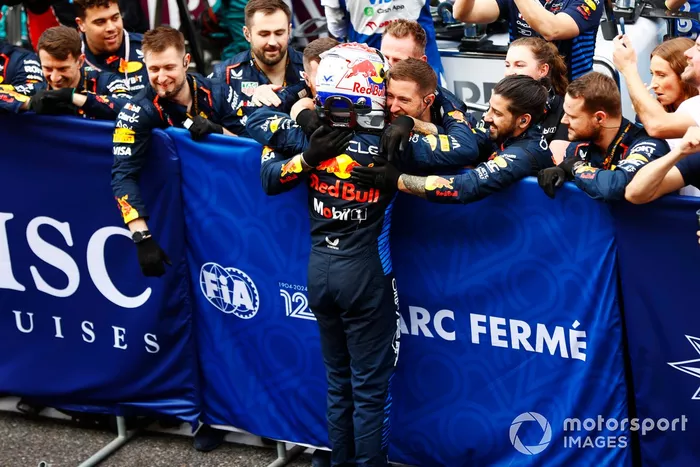 Max Verstappen, Red Bull Racing, 1ère position, célèbre avec son équipe à l'arrivée au Parc Ferme.