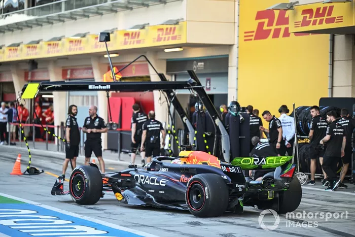 Max Verstappen, Red Bull Racing RB20 nella corsia dei box 