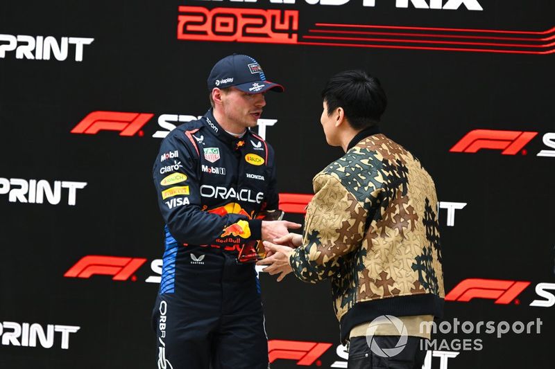 Max Verstappen, Red Bull Racing, 1° posizione, riceve il trofeo della Sprint Race