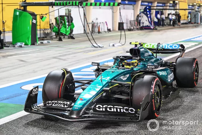 Fernando Alonso, Aston Martin AMR24 dans la voie des stands 