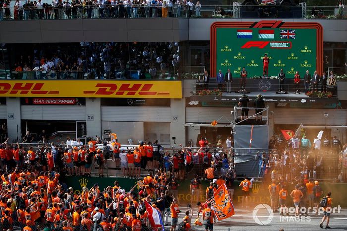 Podio: segundo lugar Max Verstappen, Red Bull Racing, ganador Charles Leclerc, Ferrari, tercer lugar Lewis Hamilton, Mercedes-AMG