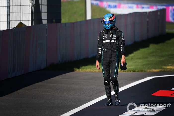 George Russell, de Mercedes-AMG, regresa a su garaje tras chocar en la Q3